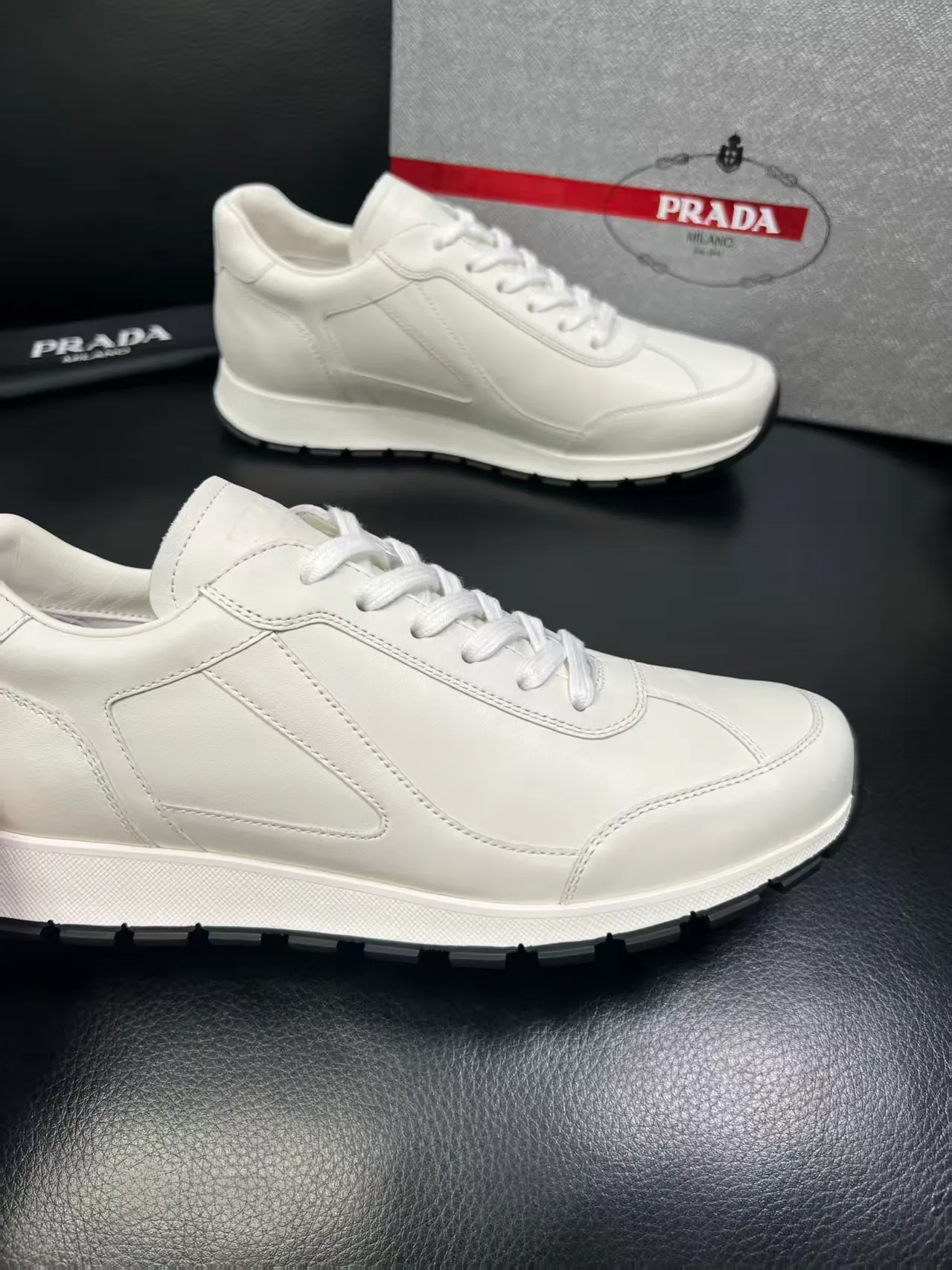 P440 38-45 Prada Prada’s new men’s leather sneakers, the highest version on the market, any comparison is welcome🆚! The original leather has excellent texture and is super high-end! Fetal sheep net lining imported from Italy, removable pad! Luxurious materials and fine workmanship, highly recommended! No. 058